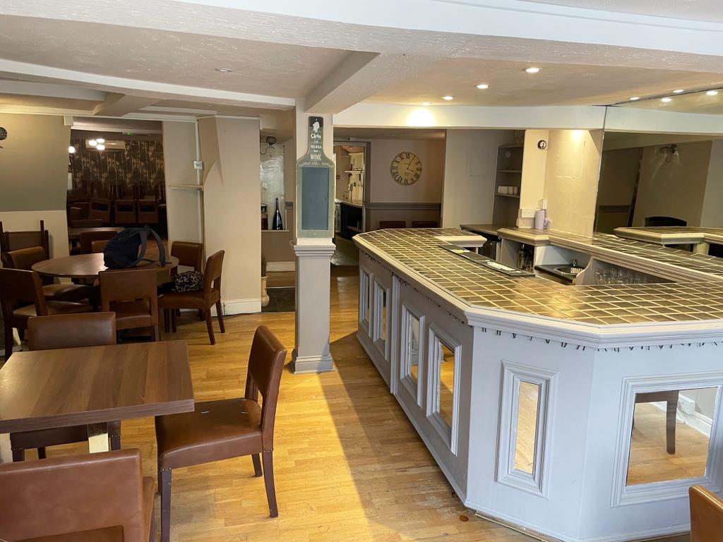 Lot: 35 - FREEHOLD HIGH STREET RESTAURANT PREMISES WITH ACCOMMODATION -